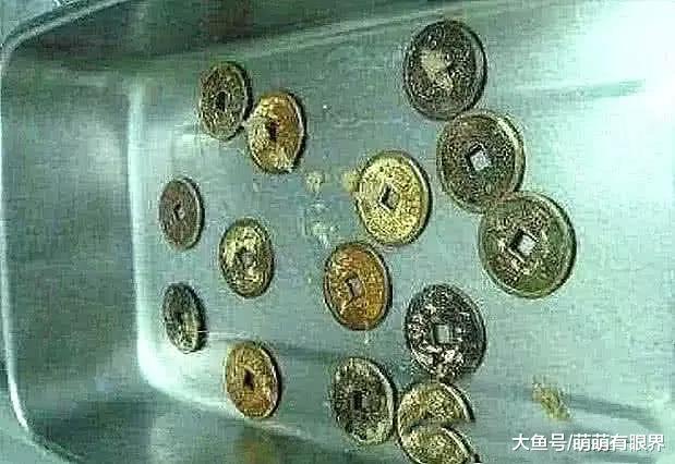 把二哈送回村，几天后不吃不喝，带去医院检查，兽医说它在藏宝……