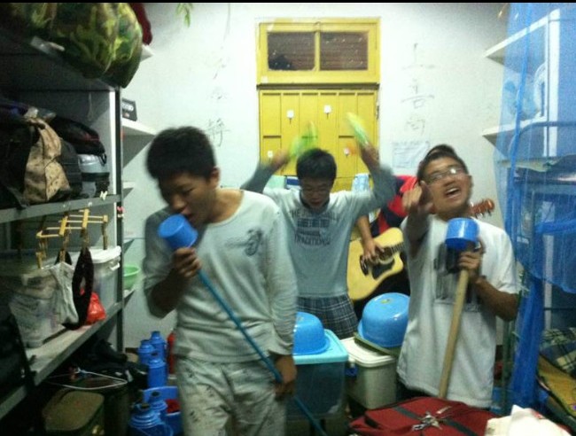 男生在宿舍熄灯以后，在做什么？“别害羞”，最后一个很多人都做过