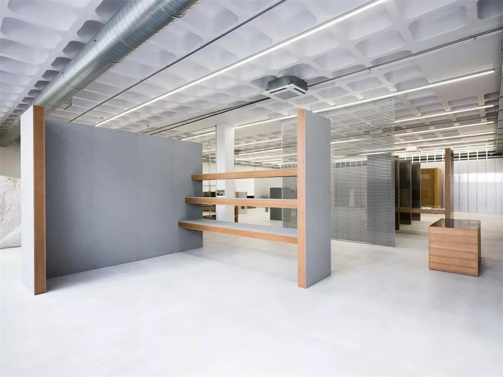 代表着时尚前卫的服装概念店，还能看得出是旧仓库改造的吗？