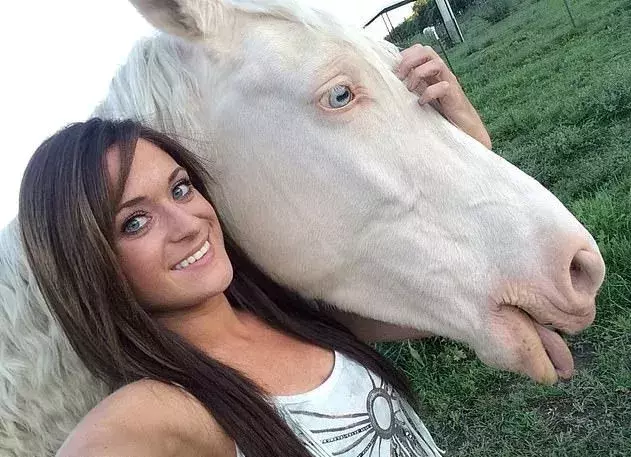 看到這個在家養了90只動物的姑娘，貓狗雙全已經不能滿足我了……