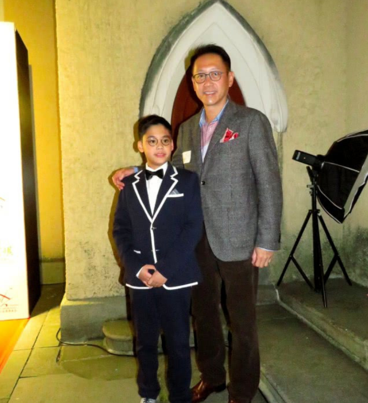 李嘉欣儿子罕见正面曝光引热议:不像爸爸像泰国王子,看破不说破