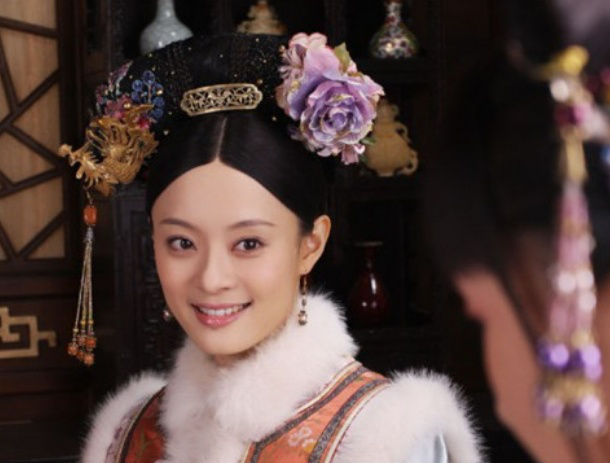 群演跪下充当肉墩子，导演让孙俪踩着上车，她的反应暴露人品！