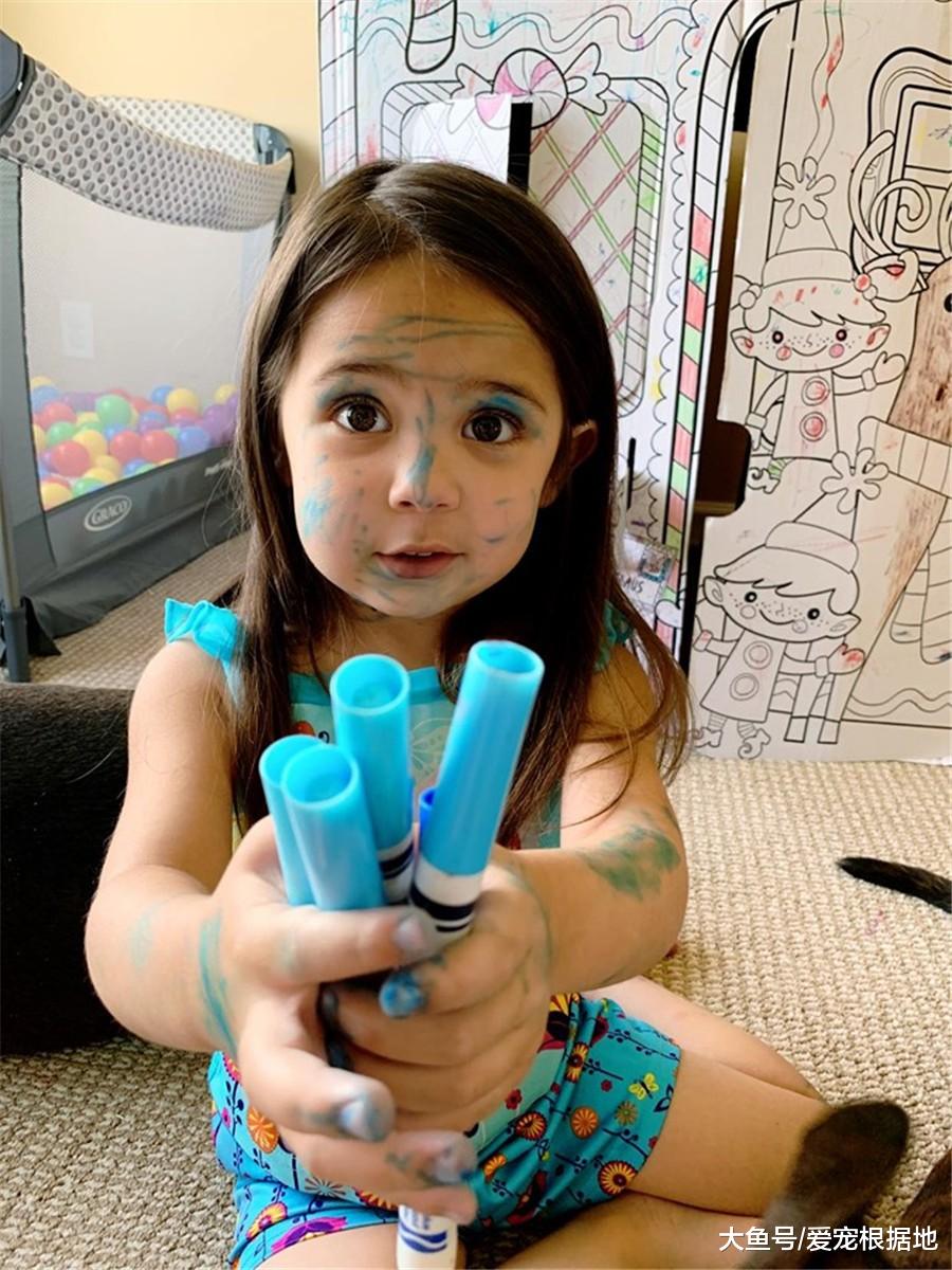 陪伴小女孩一起成长的狗狗，不仅是靠枕还是画板，更是亲密的伙伴