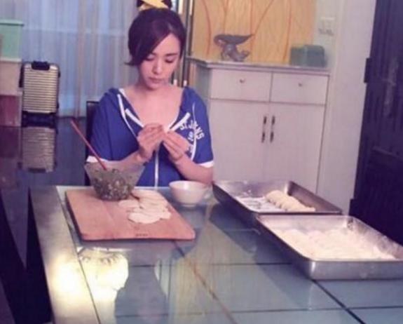 参观王晓晨现实中的家，客厅沙发比床还大，工作累了能在客厅睡觉