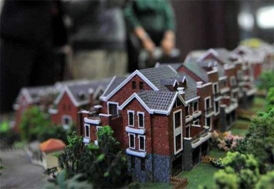 “房产税迟迟不来”，炒房客都富得流油，网友却调侃：都怪王健林