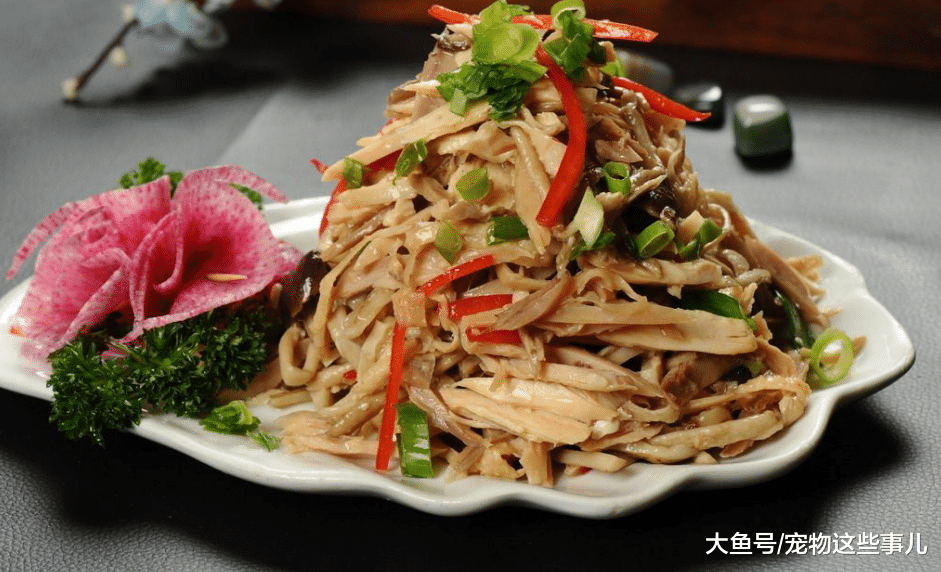 鸡胸肉别再炒了，手撕凉拌有荤有素，搭配均匀一点也不柴，炒好吃