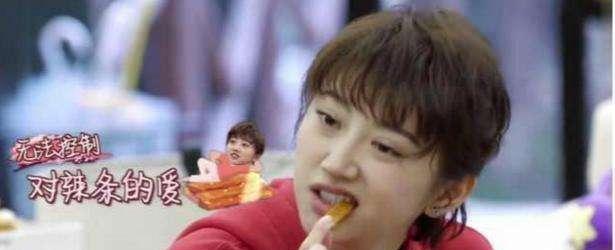 景甜直播吃宵夜，却被碗里的菜打脸，网友：这样装真的不累吗？