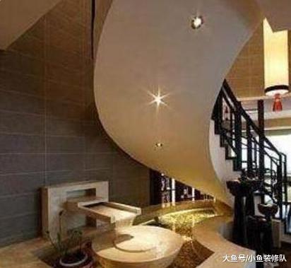 ?参观胡歌住的豪宅，家里布置金碧辉煌的，双层复式楼太气派了