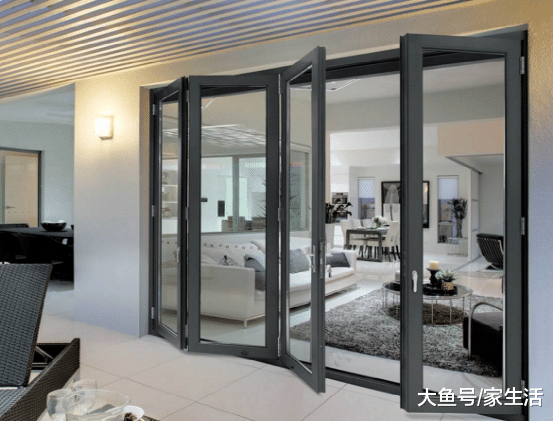 越来越多人阳台不装推拉门，如今流行用它代替，实用多了