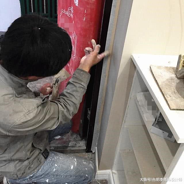 裝門套只用發泡膠，連釘子都不釘，要是出問題咋辦！太不專業了