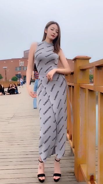 小姐姐图书馆前跳舞，路过的学生都不“淡定”了