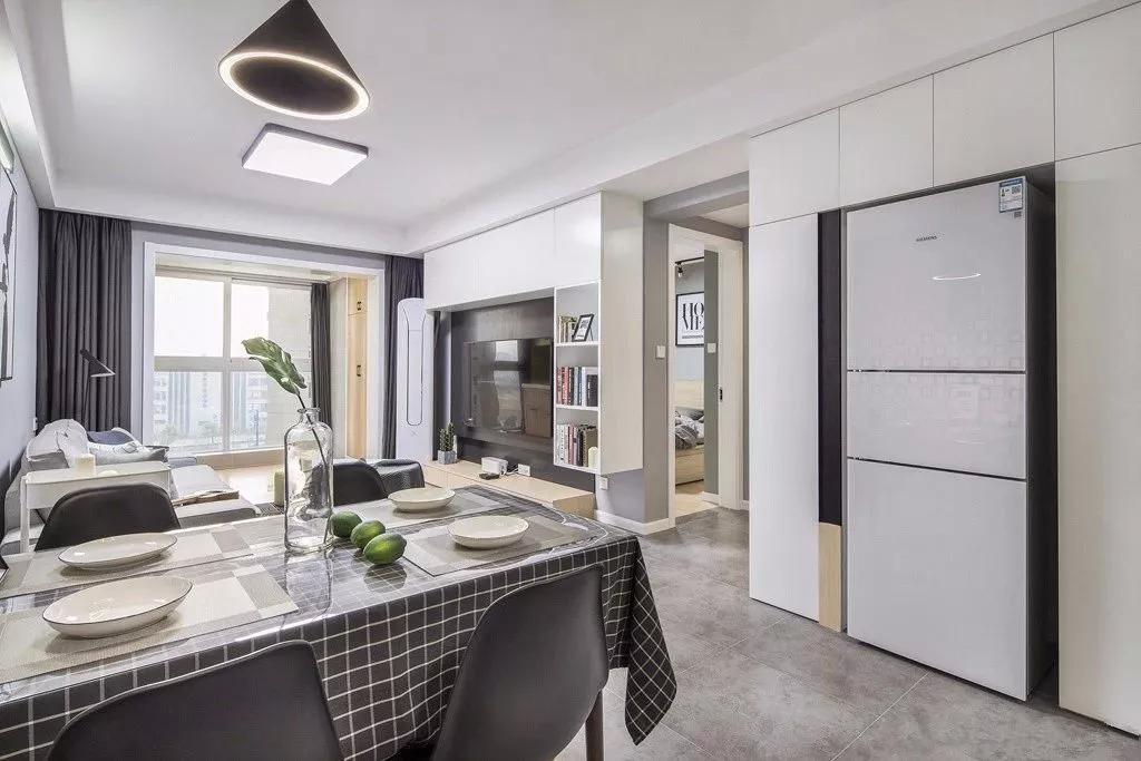 现代简约两居案例装修图，灰白色调的装饰，时尚大方有格调！