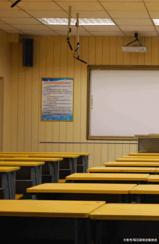 医学生小姐姐的背影杀，当她转身露出真容后，网友：我也想学医！