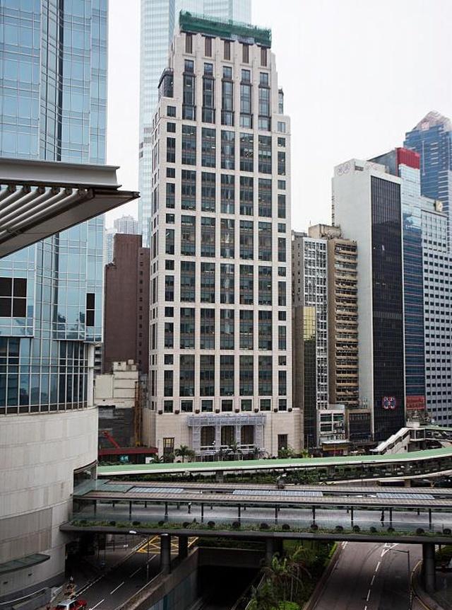 房价暂时涨不动，有楼盘从8千多降到5千，老业主要求退房或退差价