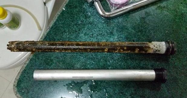 电热水器1年不洗脏成这样，老公用1分钟搞掂省下1000元