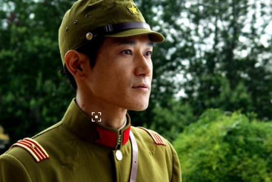 因为他常年演鬼子，回国被爆打，一怒之下让女儿加入中国国籍