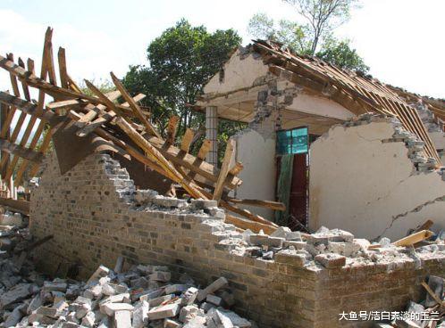 女孩半夜梦到黄鼠狼向她求救，挖开床底后，她却救了全村的人