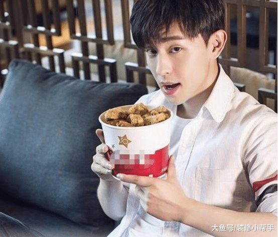 邓论的居家生活，房子的镜子真多，还带有私人健身房