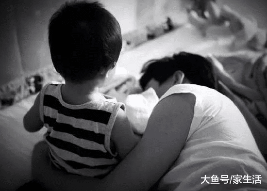 靳东曝光出自己的房子：客厅地上铺满儿童保护垫，生活太有爱了