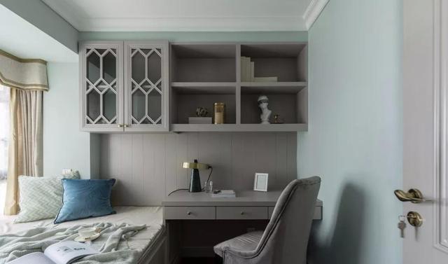 买的新房三居室，美式风装修，厨房选用蓝灰色橱柜，时尚，大气