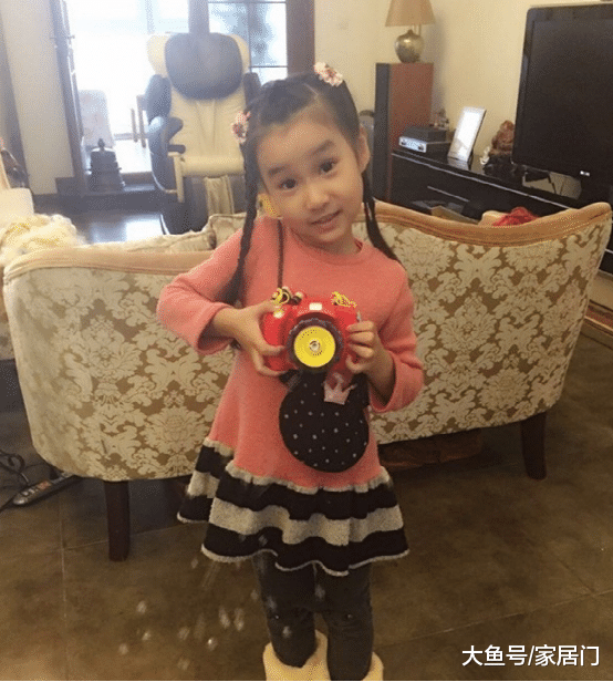 杨雪现实的家曝光，客厅沙发摆满儿女的玩偶，装修很是奢华