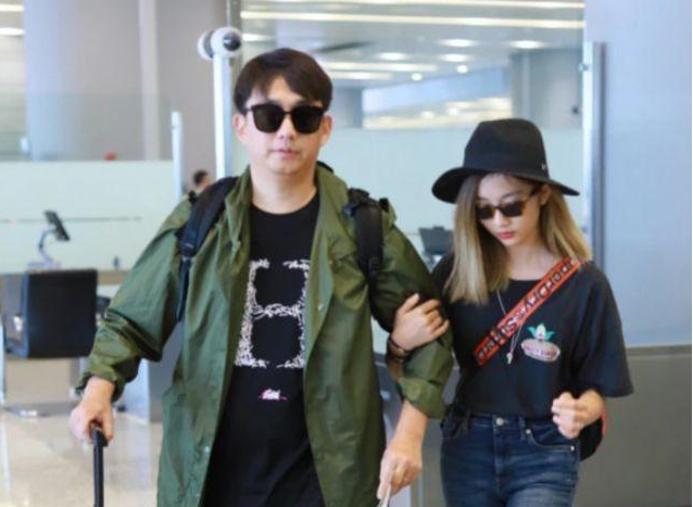 黄磊一家现身机场，13岁大女儿戴墨镜涂红唇，让人误认成网红