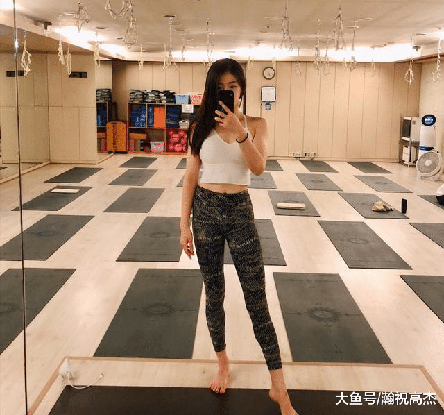 美女喜欢瑜伽，她的老师仙风道骨，网友：一看就是世外高人