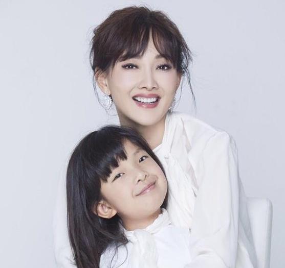 牛莉晒出自己家豪宅，全家都住在山谷里，难怪结婚后还越来越年轻