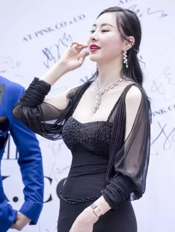 摄影：踩到裙子摔倒怎么办，真替她担心