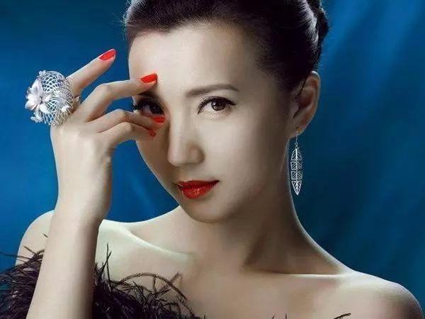 17年前的“万人迷”现身，被网友称为：人生赢家，睿智的女人？