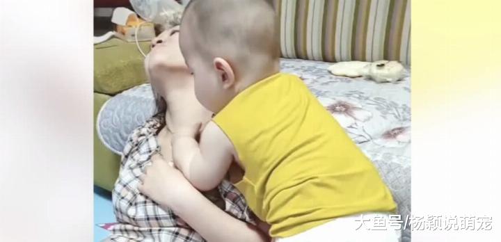 小宝宝又开始祸害小姨了，要是给姨夫看到估计得收拾你，网友，真可爱