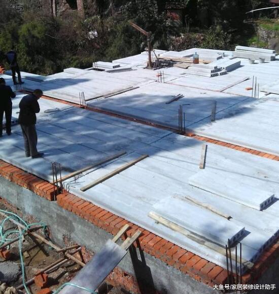 100万在依山旁水的半山腰建三层别墅，成朋友们眼中的人生赢家