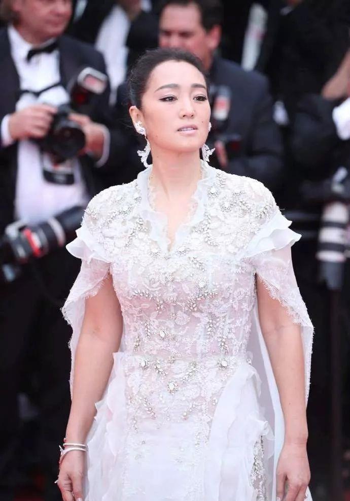 造型辣眼驱逐出场，戛纳红毯上谁是最雷最尬的中国女星？