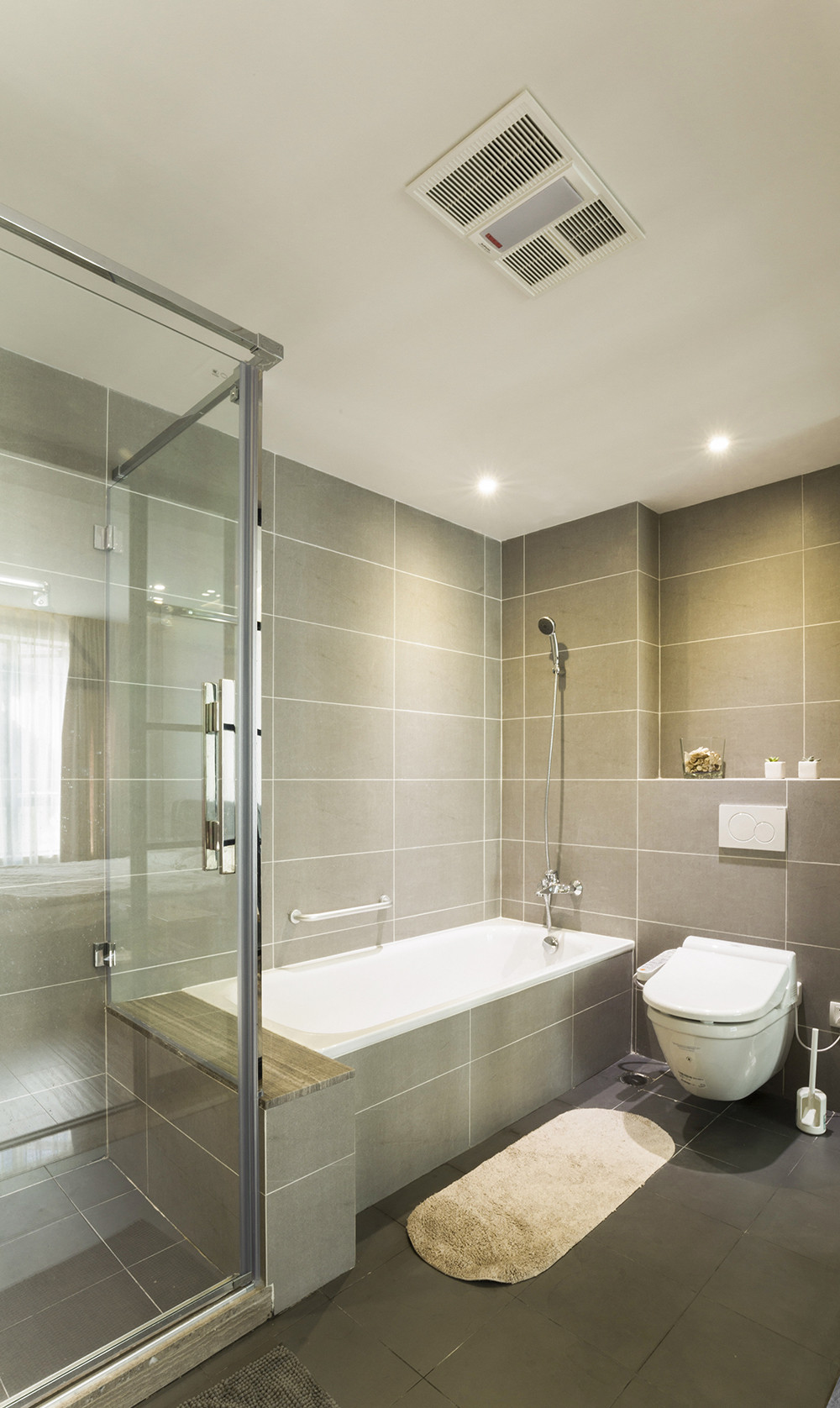 新房现代简约风装修，过道做成一整面柜子，这收纳能力真是强！