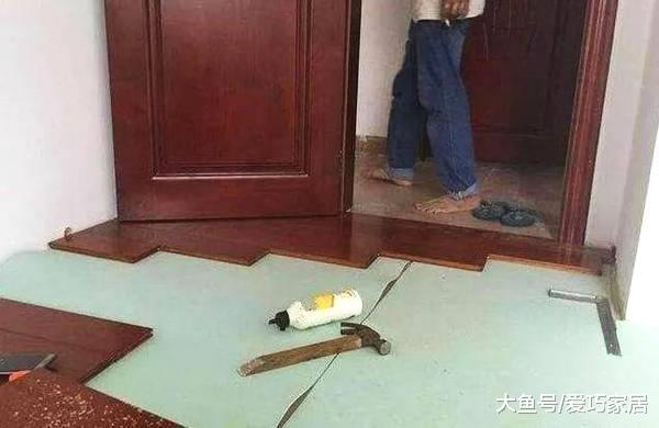 头一次见在旧瓷砖上铺木地板，太聪明了，既实用又省钱