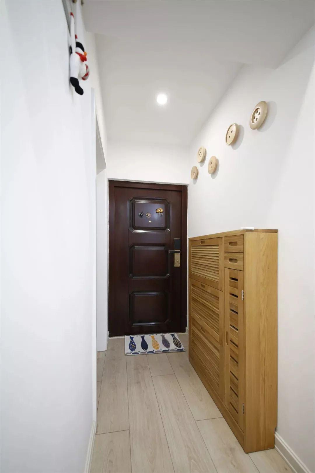 简约小户型三居室装修案例，超喜欢带阳台的主卧设计！