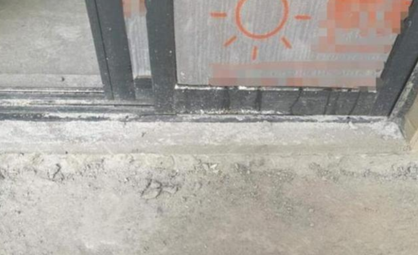 施工结束，水管却多了一个洞，而师傅表示：这是我故意留的