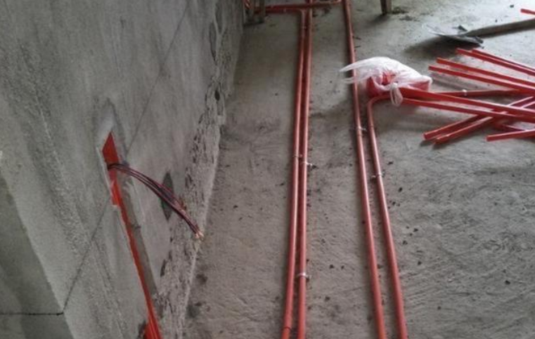 水电还没完工，业主就指出三处问题，而师傅听到直接不做了