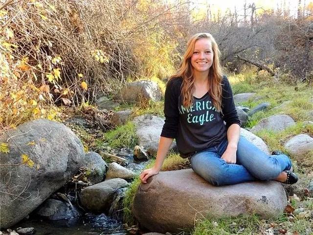 二哈野外迷路后遇到雄鹿，相伴度过多日后，被鹿友好心送回家！