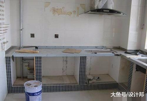 橱柜背后究竟贴不贴砖好? 退休师傅3句话道出了真相!