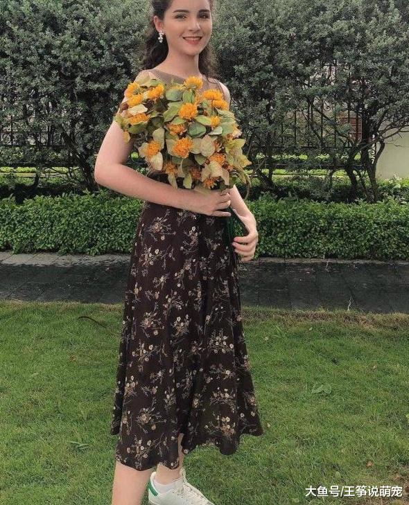 混血女孩因出众的身材和天使面孔走红，14岁身高就达到1米7