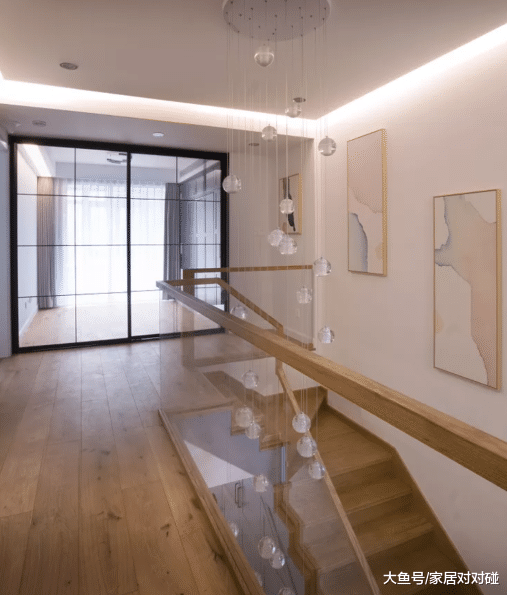 为20㎡小院, 坚持买下203㎡底楼复式, 完工变简约小豪宅, 太值了