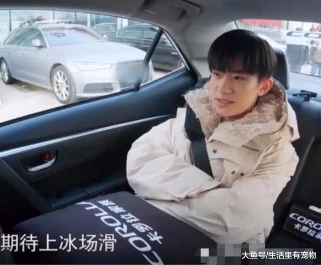 易烊千玺出席综艺活动, 背后的女生抢镜, 网友: 给我盘她!