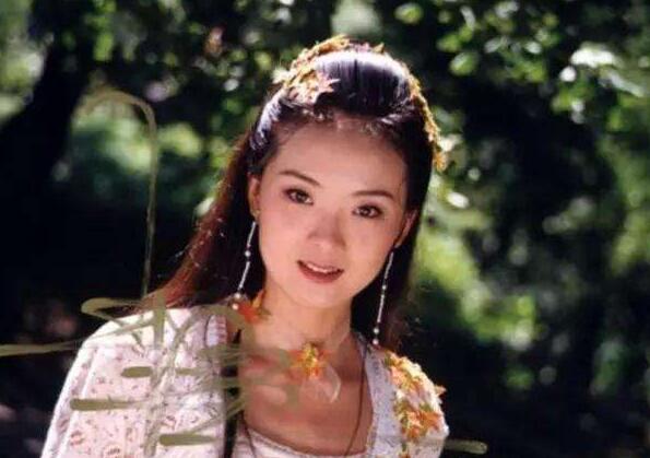 23歲嫁進豪門，跪地給婆婆洗腳，受兒子打罵，現爆老公欠6900萬賭債