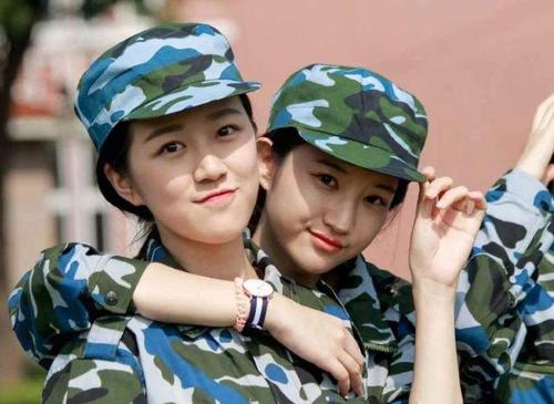 大一64人军训，一人独得太阳“恩宠”！网友笑哭：太阳的后裔吧