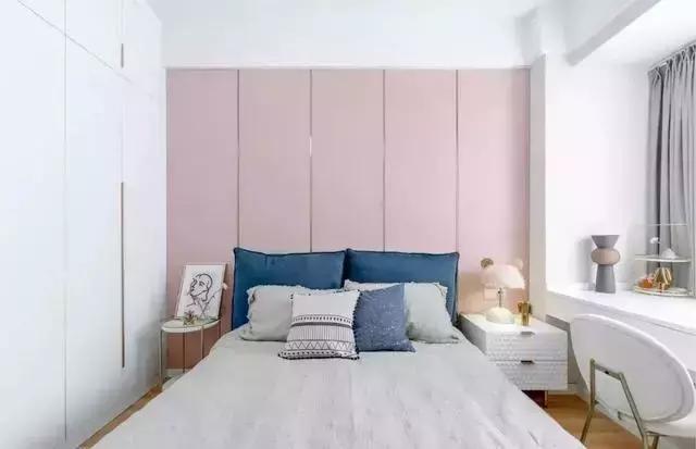 老婆将卧室飘窗改造成书桌，邻居看了都说这是小区最漂亮的卧室