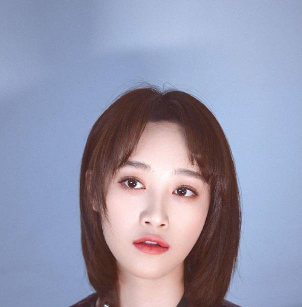 魅力女星蓝盈莹，俏皮可爱写真，温婉气质精致优雅