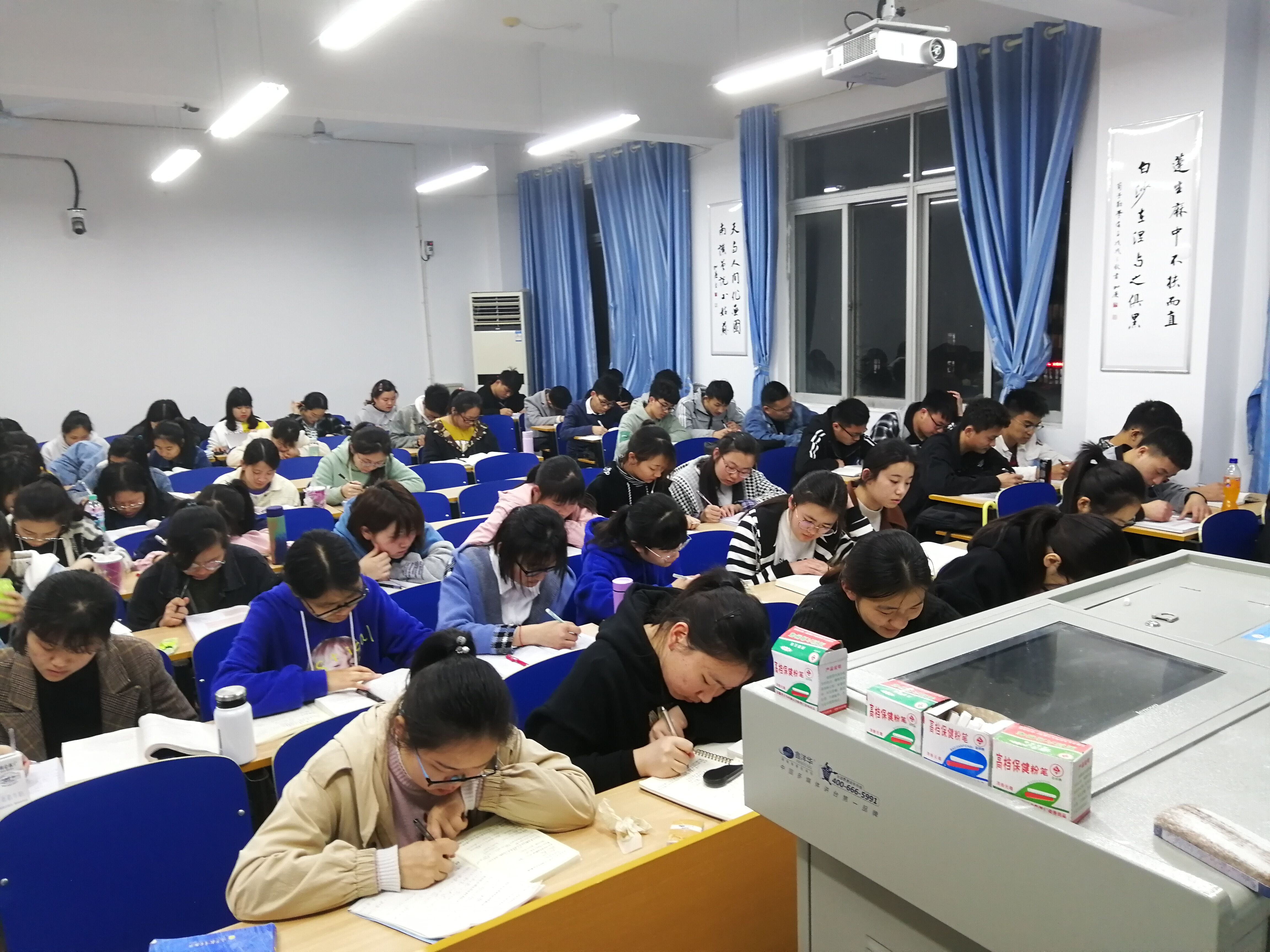 大专晚自习坐第一排的，八成是这3种人，学长：太真实了！