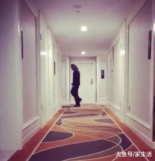 带你走进何润东住的房子，单纯走廊就十几米长，里面像个迷宫