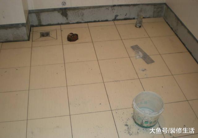 卫生间贴墙砖为何要留空一排？听师傅说是做墙压地，好处非常多